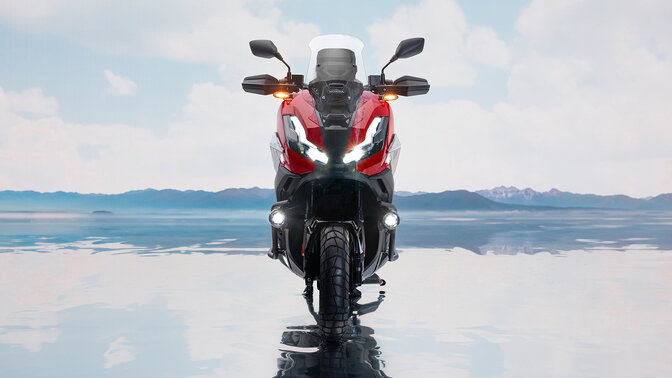 Honda ADV350 virada para a frente em localização costeira. 