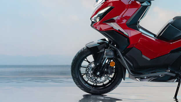 Grande plano da roda traseira da Honda ADV350.