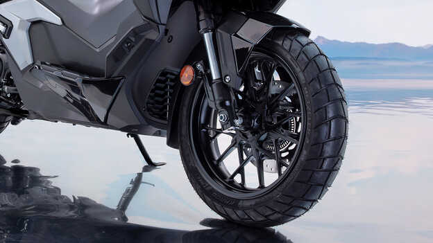 Grande plano da roda dianteira da Honda ADV350. 