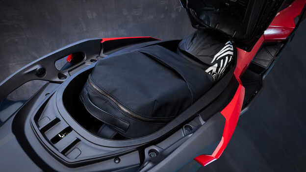 Grande plano do compartimento de arrumação da Honda ADV350.