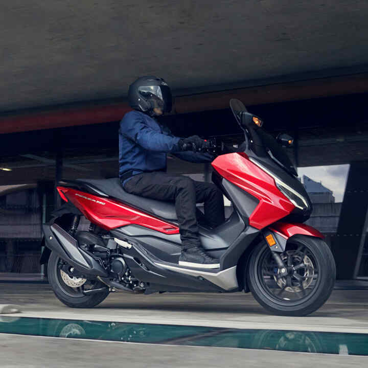 Forza 350 RHS imagem dinâmica com condutor