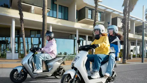 Honda EM1 e: em opções de cor cinzenta e branca com condutores na estrada