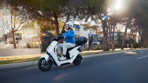 Honda EM1 e: em branco com mala traseira na estrada