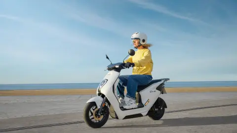 Imagem de ação da Honda EM 1e: junto à praia