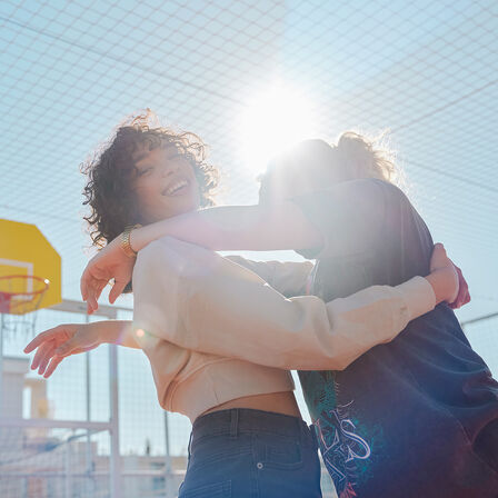 Dois modelos abraçados ao sol em sessão fotográfica da EM1 e: