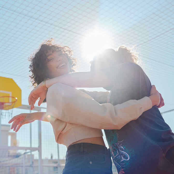 Dois modelos abraçados ao sol em sessão fotográfica da EM1 e: