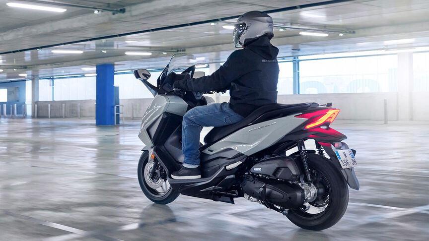 Honda Forza 125 em ação na estrada.