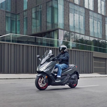 Honda Forza 125 Special Edition, dinâmica na estrada.
