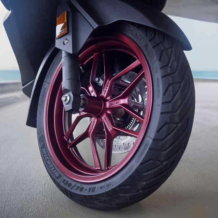 Roda dianteira da Honda Forza 125 Special Edition.