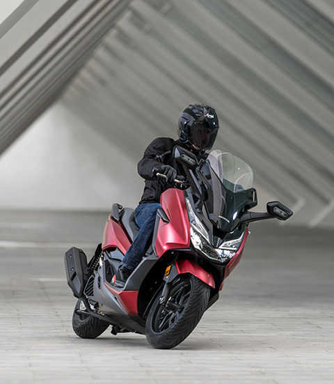 Forza 125, em movimento, vista frontal lateral direita a 3 quartos