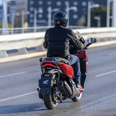 Forza 125, em movimento, vista traseira lateral direita a 3 quartos