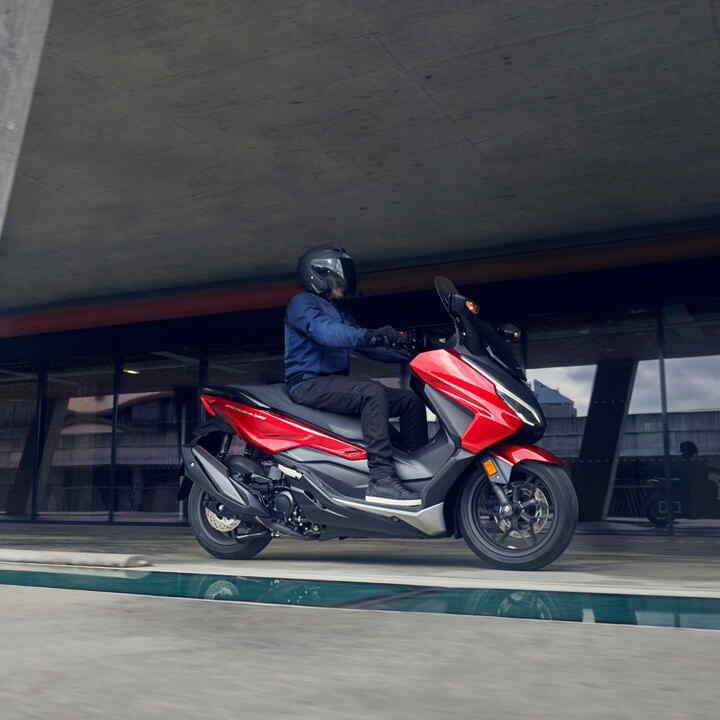 Fotograma de vídeo de ação da Honda Forza 350