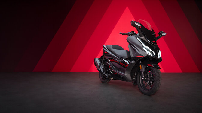 Forza 350 estática com condutor utilizando o compartimento de arrumação