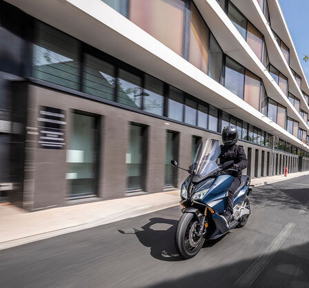 Vista dianteira a três quartos da Forza 750 Urban