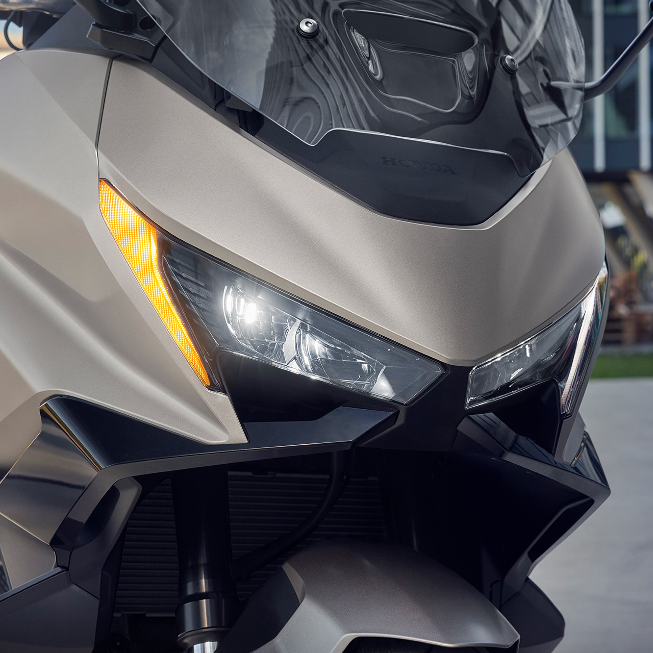 Grande plano da visibilidade com luz intensa da moto Forza 750