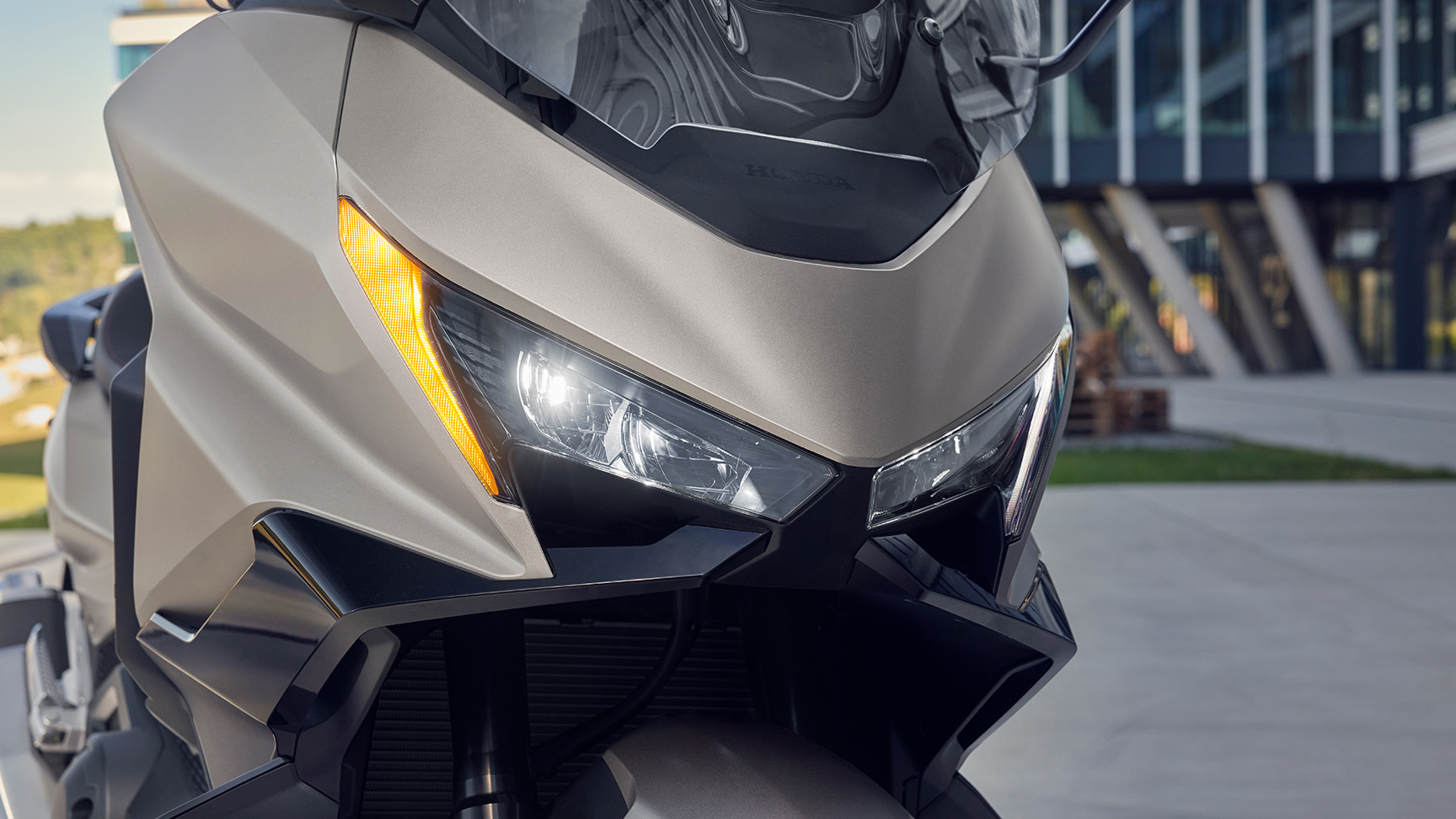 Grande plano da visibilidade com luz intensa da moto Forza 750