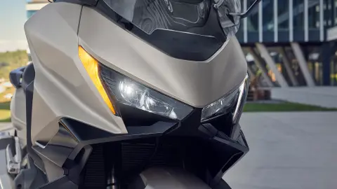 Grande plano da visibilidade com luz intensa da moto Forza 750