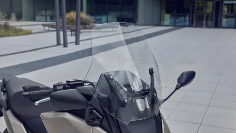 Grande plano do ecrã elétrico da mota Forza 750