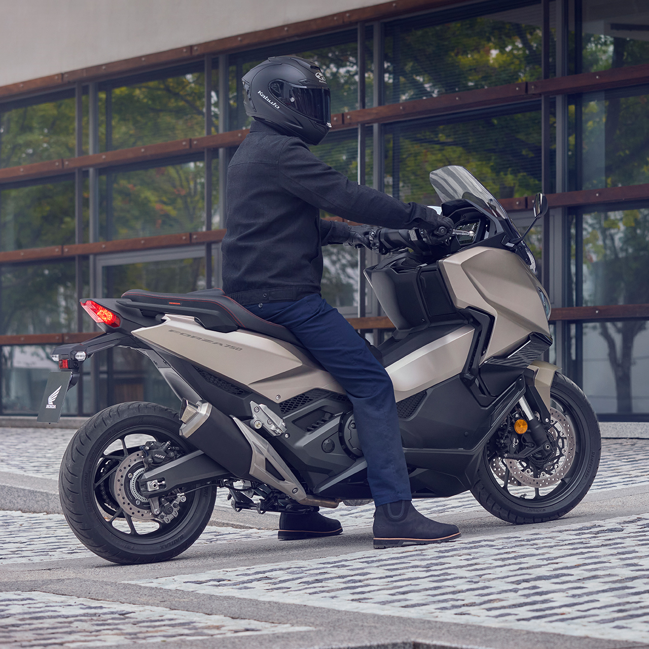 Moto Forza 750 estacionada num cenário urbano.