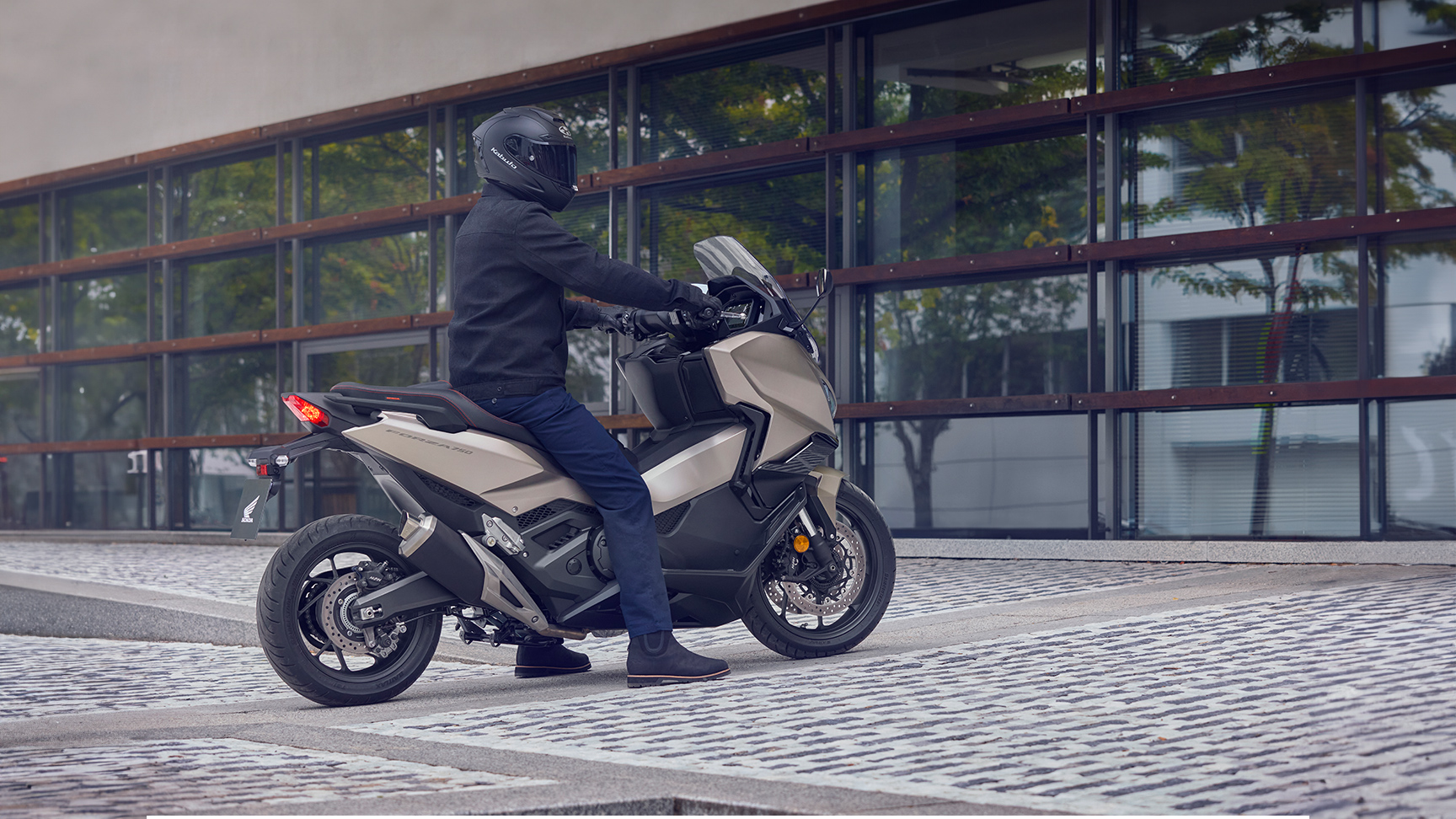 Moto Forza 750 estacionada num cenário urbano.