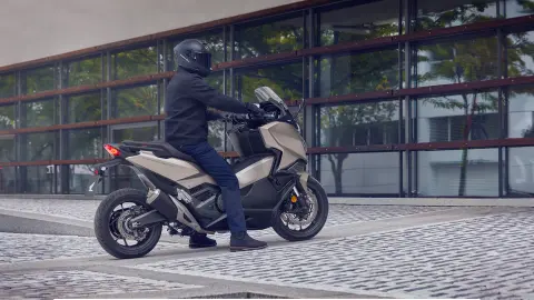 Moto Forza 750 estacionada num local na rua.