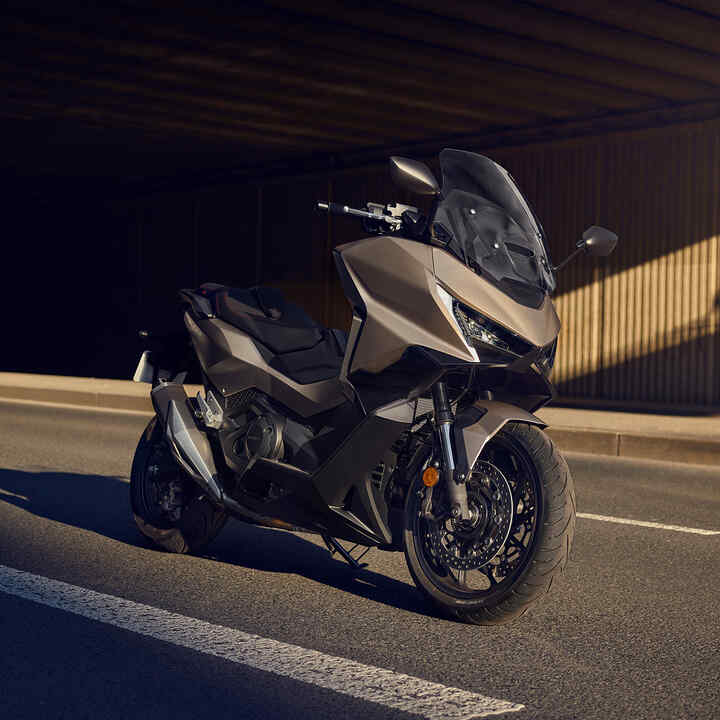 Moto Forza 750 estacionada na estrada.