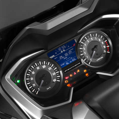 Grande plano dos mostradores da Honda Forza 300.