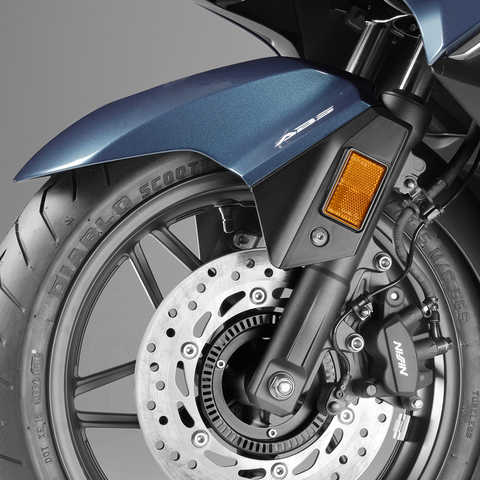 Grande plano da roda dianteira da Honda Forza 300.