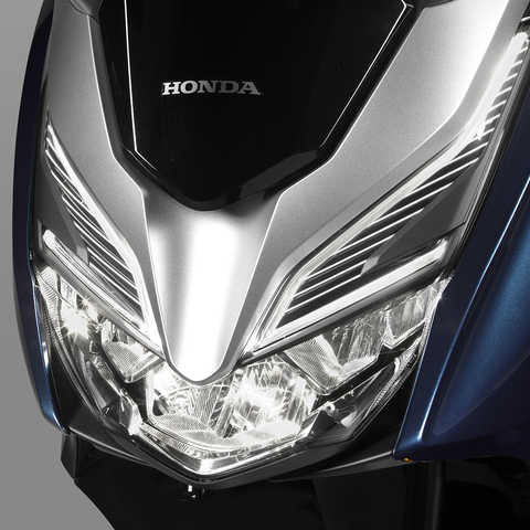 Grande plano dos far&oacute;is LED da Honda Forza 300.
