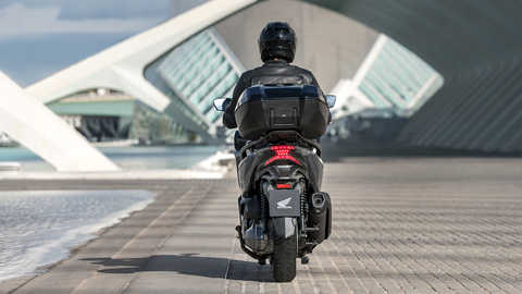 Vista traseira da Honda Forza 300, localiza&ccedil;&atilde;o urbana.