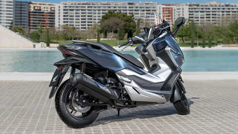 Vista lateral da Honda Forza 300, localiza&ccedil;&atilde;o urbana.