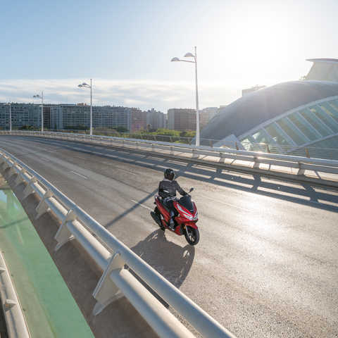 Honda PCX  a ser conduzida numa estrada.
