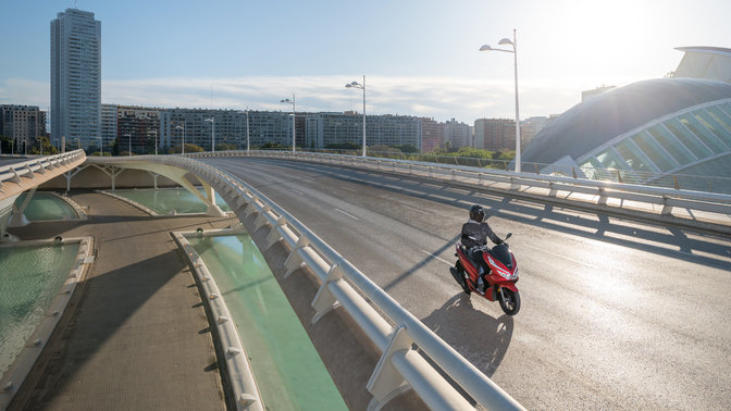 Honda PCX125 a ser conduzida em ambiente urbano.