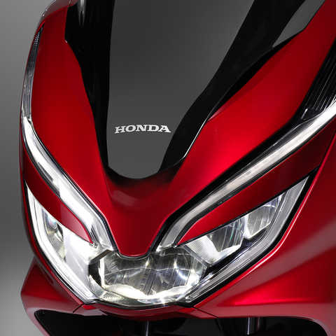 Grande plano dos far&oacute;is da Honda PCX125.