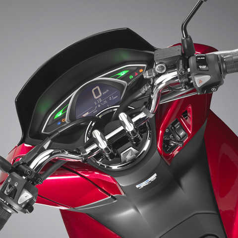 Grande plano do guiador da Honda PCX125.