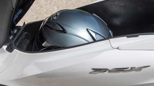 Amplo espaço de arrumação e tomada USB tipo C