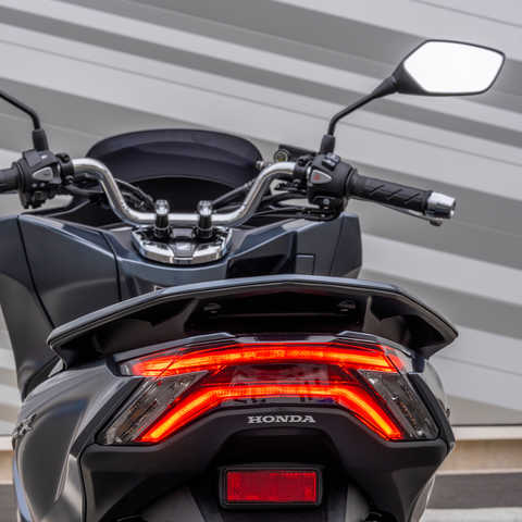 Honda PCX125 - Vista traseira, localiza&ccedil;&atilde;o urbana, moto cinzenta