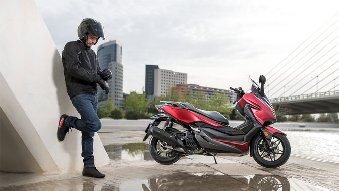 Honda Forza estacionada num cenário urbano.
