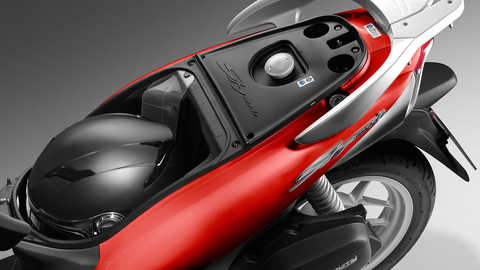 Grande plano do espaço de armazenamento sob o banco.