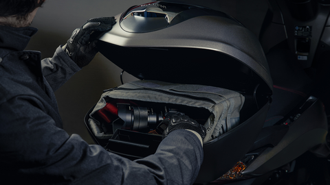 Grande plano da mala traseira da Honda SH300i, em utilização.