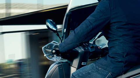 Grande plano da dianteira da Honda SH300I para evidenciar as prote&ccedil;&otilde;es de m&atilde;os.