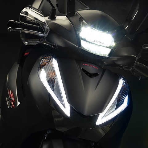 Grande plano das luzes LED da Honda SH300i.