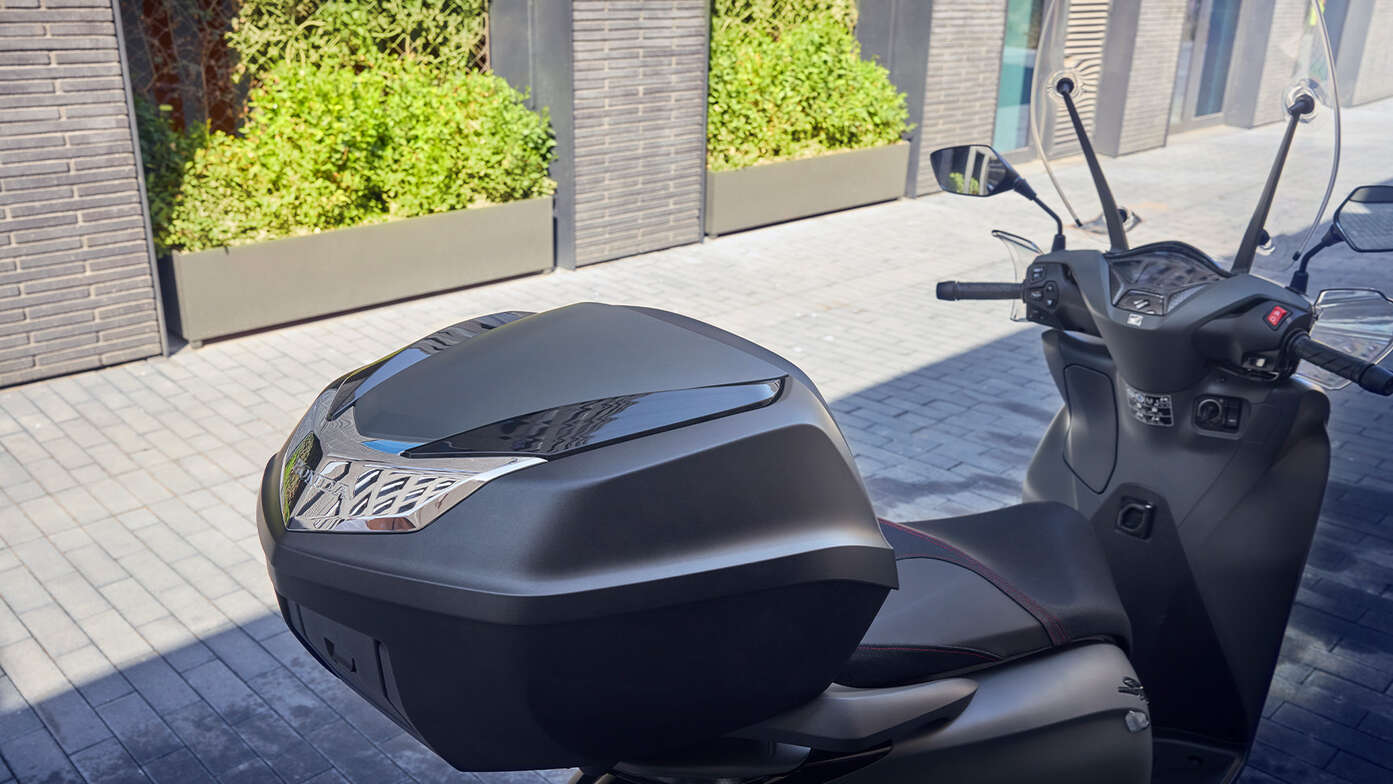 Grande plano da Smart Top Box na Honda SH350i.