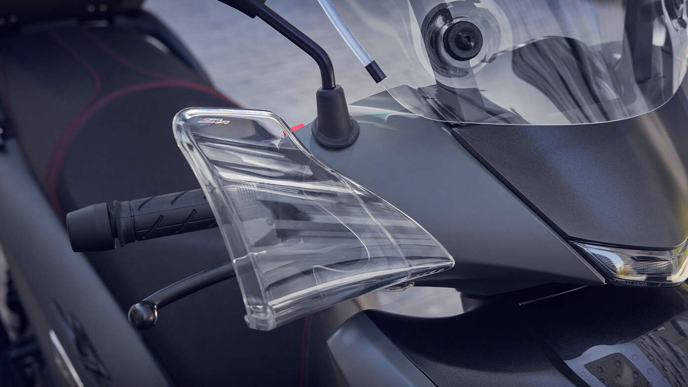 Grande plano da Proteção para os punhos da Honda SH350i.