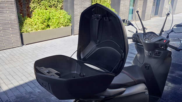 Grande plano da Smart Top Box aberta da Honda SH350i. 