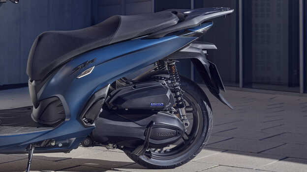 Grande plano do motor Honda SH350i. 