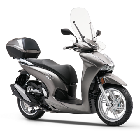 Vista dianteira a tr&ecirc;s quartos da Honda SH300i com mala traseira e para-brisas.