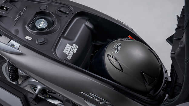 Honda SH350i - Amplo espaço de arrumação e comodidade da chave Smart Key