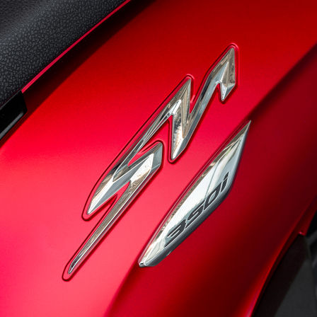 Honda SH350i, zoom no logotipo SH, moto vermelha