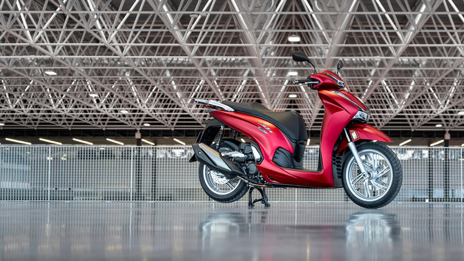 Honda SH350i, lado direito, estacionada, moto vermelha